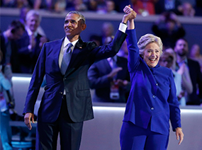 民主党大会：美国总统奥巴马交棒给希拉里 两人温情相拥