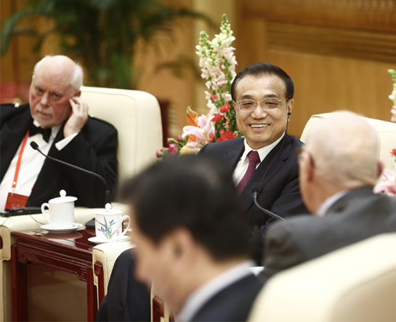 李克强总理在人民大会堂同在华外国专家举行新春座谈会