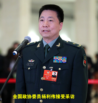 全国政协委员杨利伟在“委员通道”接受采访