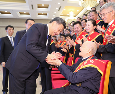 习近平会见全国退役军人工作会议代表 李克强王沪宁参加会见